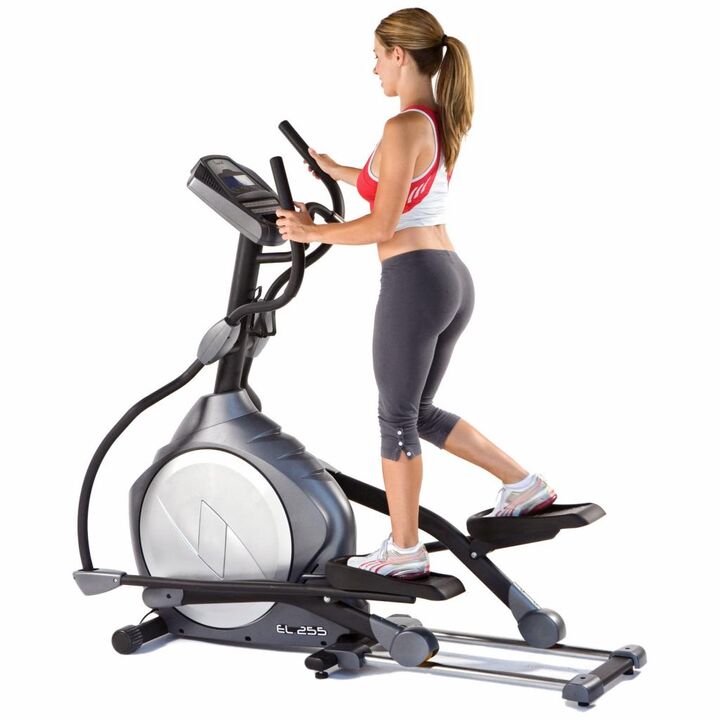 Hacer ejercicio en el gimnasio en orbitrek ayuda a perder peso en el abdomen y los costados. 