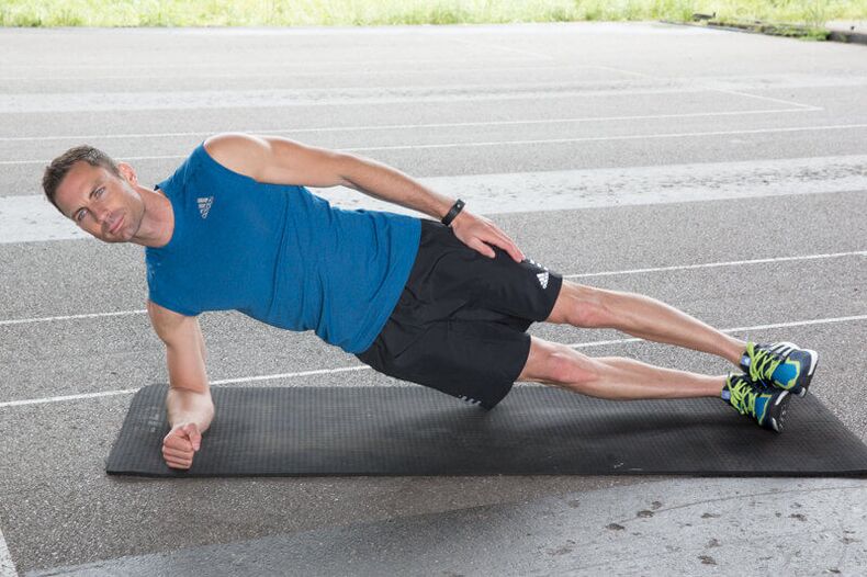 Un hombre realiza ejercicios para adelgazar en el estómago y los costados. 