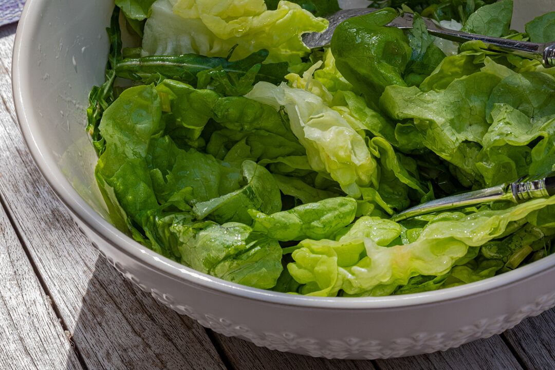 Ensalada fresca aderezada con aceite de oliva