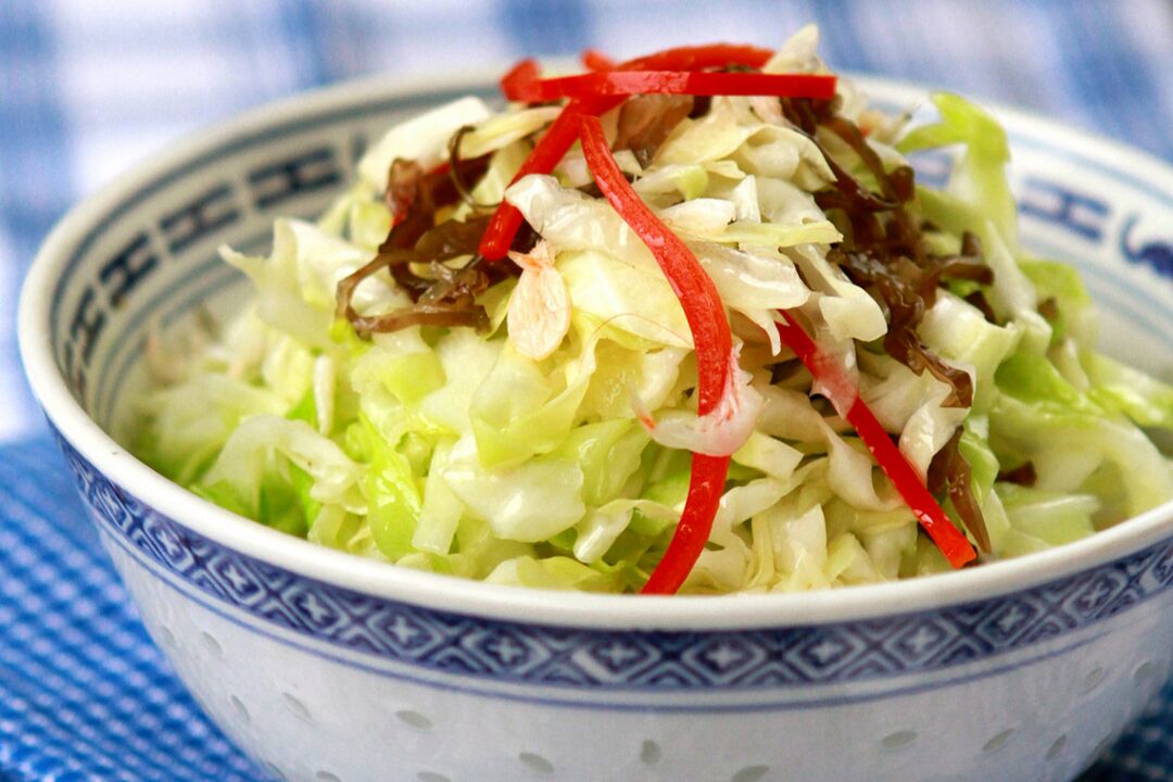 La ensalada de repollo es una de las opciones de platos del menú de la dieta Favorita